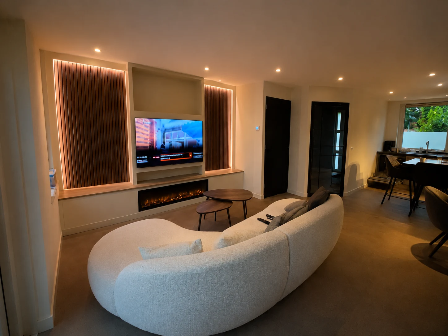 Woonkamerproject met cinewall, PVC-vloer en stalen binnendeur